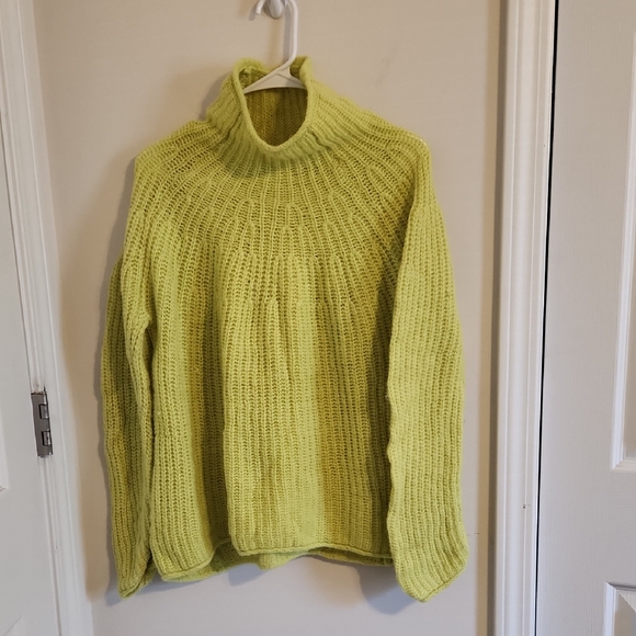 rag & bone Oversize Neon Green Turtleneck Sweater Alpaca Size Medium - Picture 2 of 5